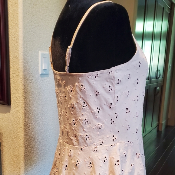 Hinge open eyelet peplum top - Picture 2 of 11